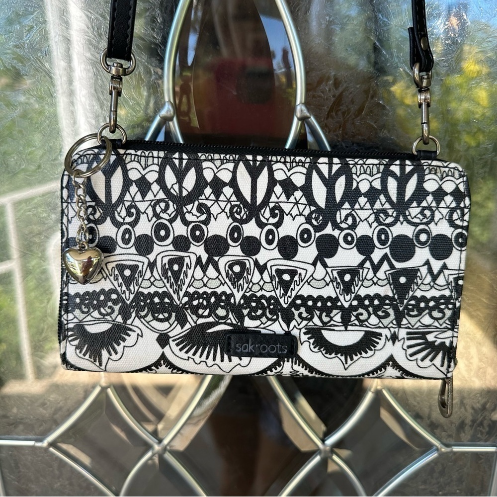 Sakroots smartphone crossbody bag black white tribal floral zipper adjustable - Picture 3 of 5